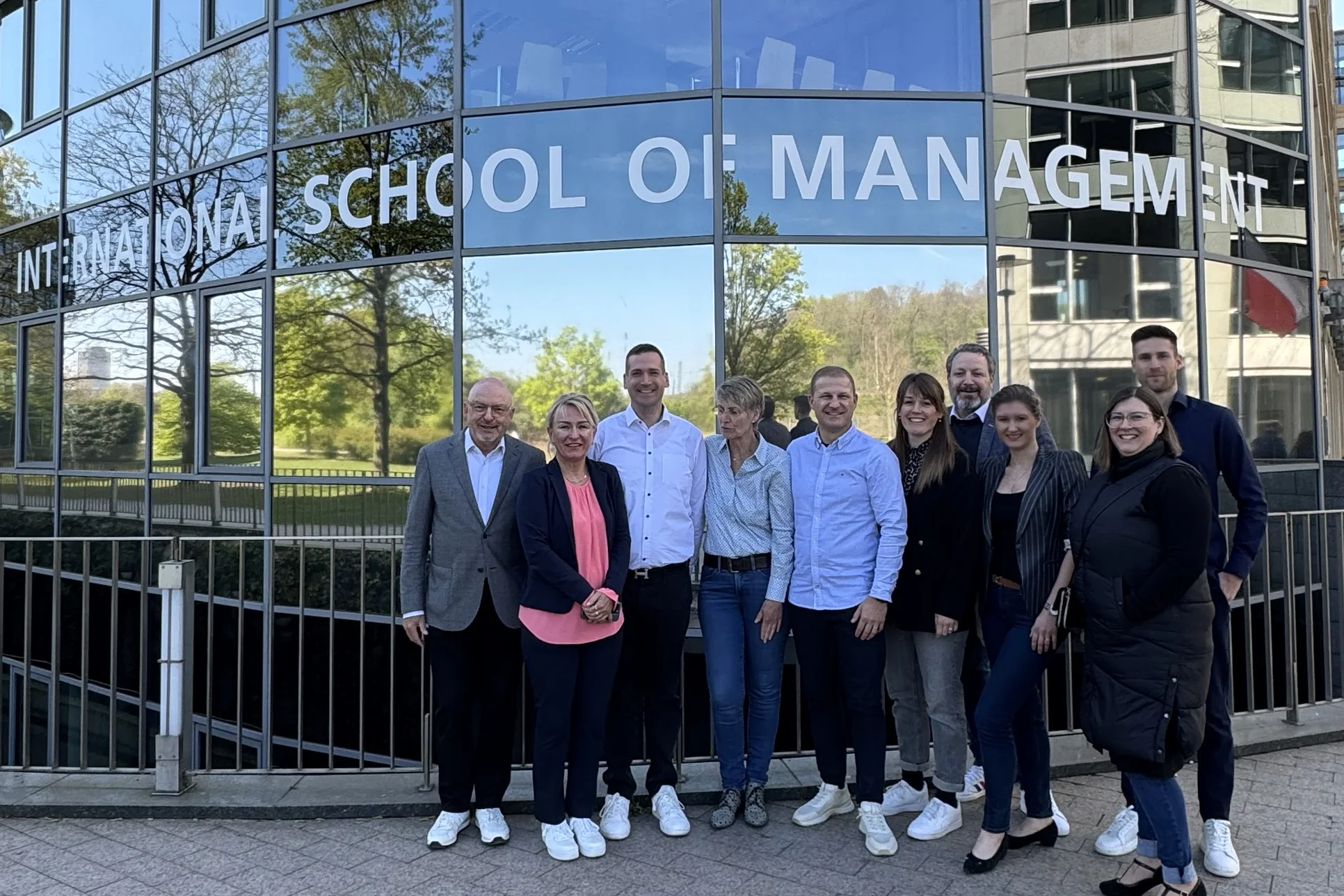 Teilnehmende der HM-i Business Coach Ausbildung vor dem Campus der International School of Management in Köln