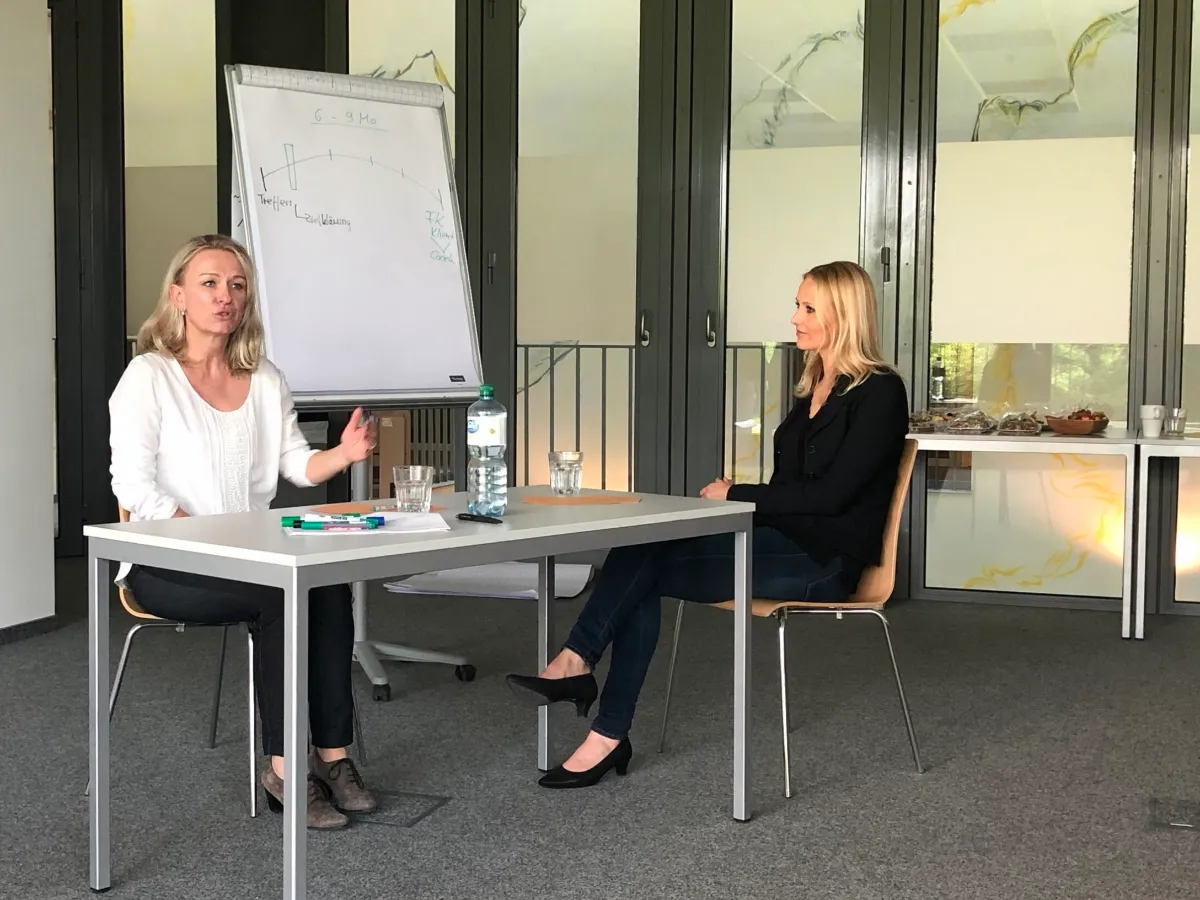 Präsenzmodul in Köln: Katharina Reischenbacher mit einer Teilnehmerin am Flipchart